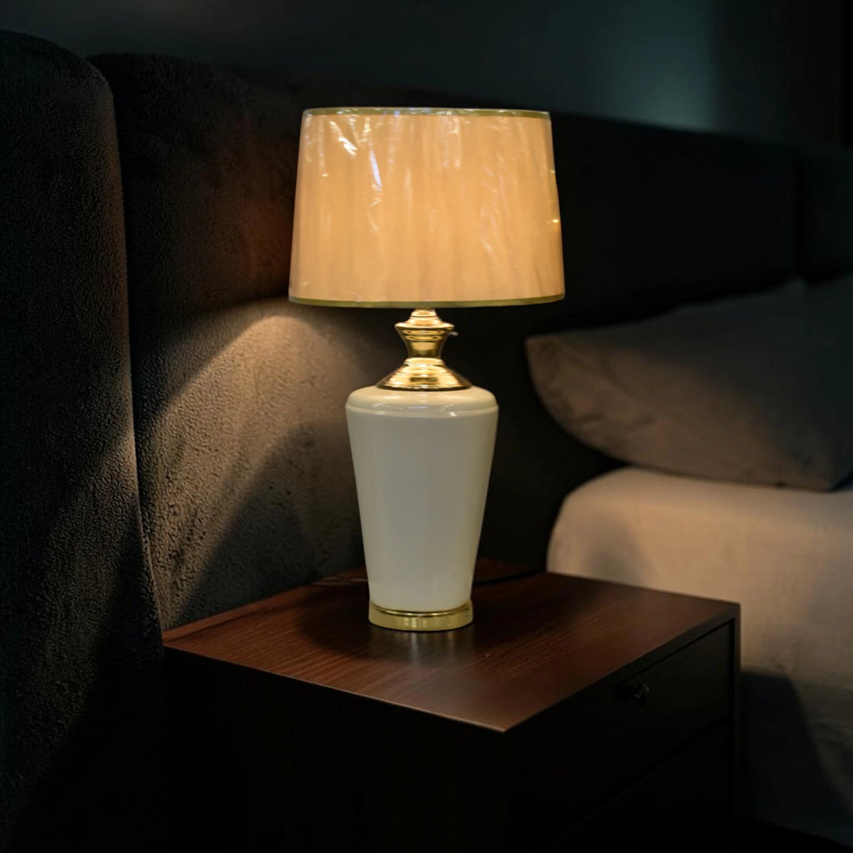 Porcelain Grandeur – Elegant Porcelain Table Lamp Pair