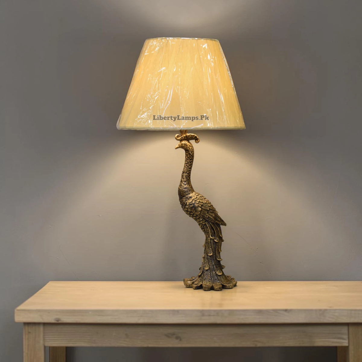 Peacock Majesty – Elegant Peacock Resin Table Lamp Pair