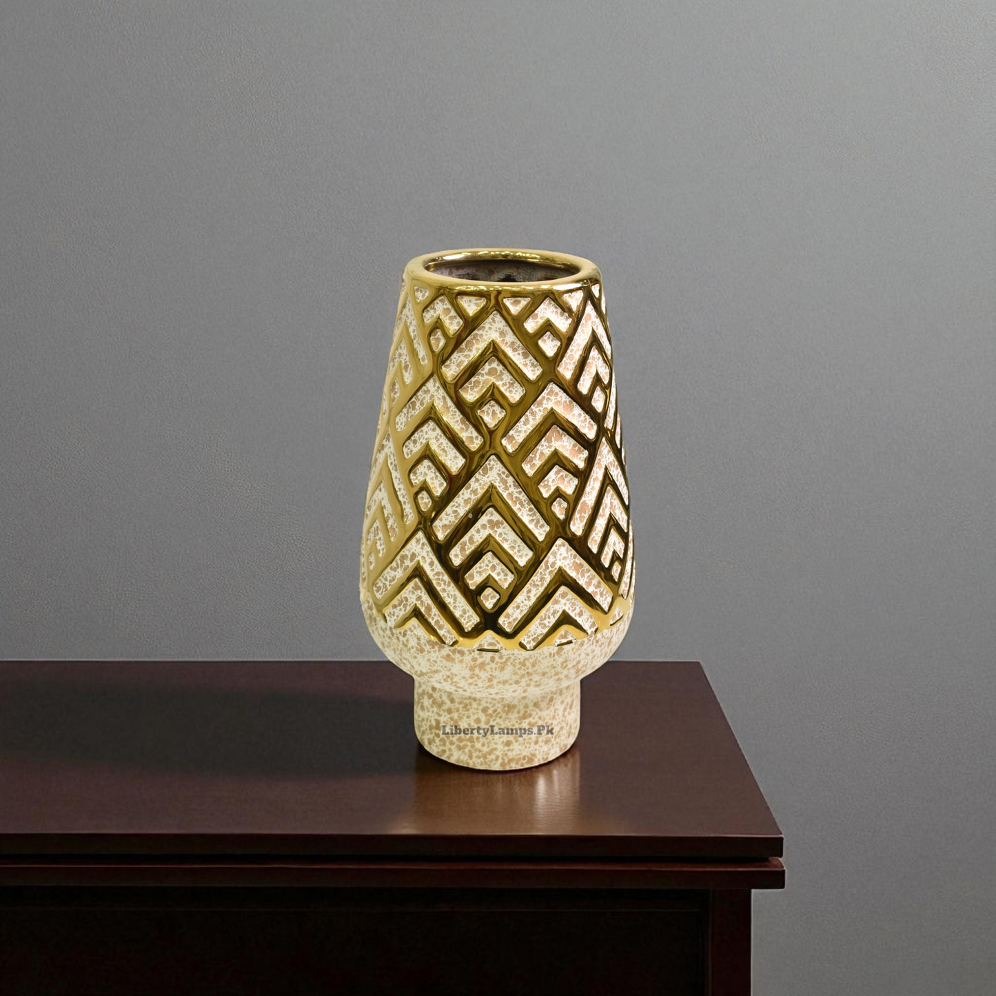 ✨ Textured Elegance Ceramic Vase (Single)
