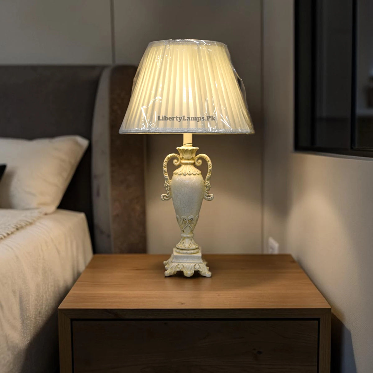 Resin Grandeur – Elegant Resin Table Lamp Pair